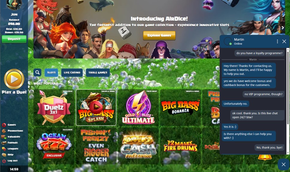 duelz_casino_live_chat Duelz Casino slots page showing game icons like "Big Bass Splash," "Gold Blitz Ultimate," and "Ocean 777." A live chat window with an agent named Martin is open, discussing bonuses and confirming the chat is available 24/7.